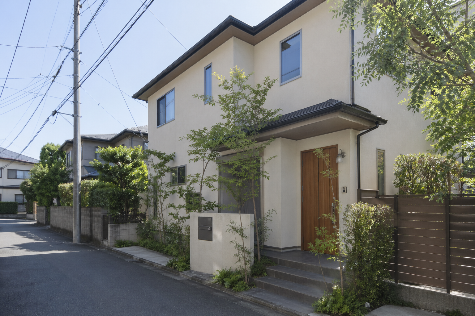 東京都世田谷区の閑静な住宅街に佇む一戸建ての外観